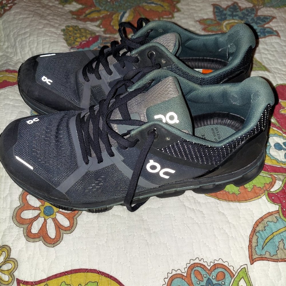 Women's on cloud running shoes 9.5